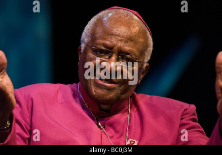 Südafrikanische Kleriker und Aktivist The Most Reverend Desmond Tutu sprechen auf der Bühne Hay Festival 2009 Stockfoto