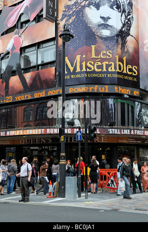 Außen Queen s Theatre Shaftsbury Avenue London Les Miserables musical zeigt Stockfoto