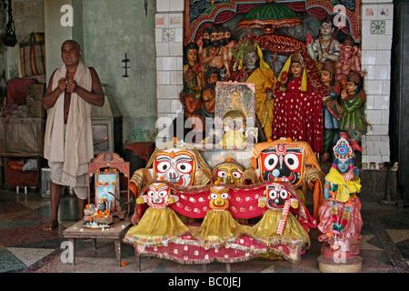 Priester steht neben einem jagannath Tempel in Puri, Orissa, Indien Stockfoto
