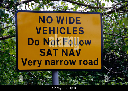 Straßenschild auf sehr schmalen Straße Verbot breite Fahrzeuge und Fahrer zu bitten nicht angewiesen auf Satelliten-Navigationsgeräten Stockfoto
