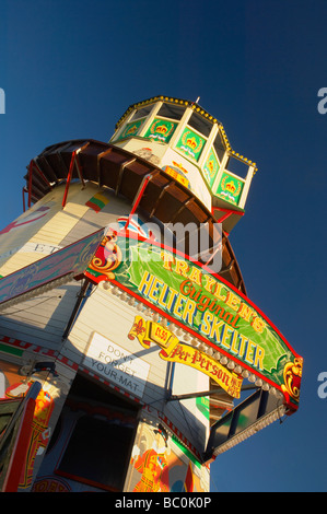 Traditionelle gemalt hell Holz Helter Skelter vor einem tiefblauen Himmel auf Plymouth alte Barbican Devon UK Stockfoto