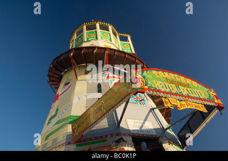 Traditionelle gemalt hell Holz Helter Skelter vor einem tiefblauen Himmel auf Plymouth alte Barbican Devon UK Stockfoto