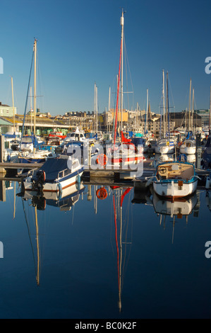 Luxus-Yachten und Fischkuttern in Sutton Harbour auf Plymouhs alten Barbican Devon UK Stockfoto