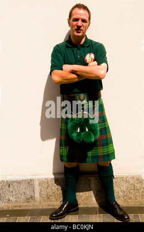 Ein stolzer schottischen Mann trägt einen traditionellen Kilt. Stockfoto