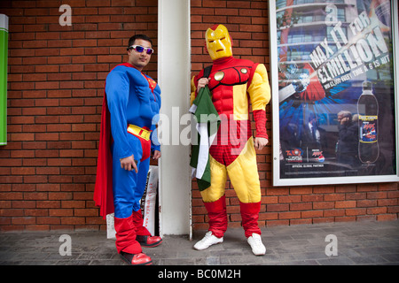 In Kostüm gekleidet Fans während der ICC World Twenty20 Finale zwischen Pakistan und Sri Lanka an des Herrn. Stockfoto