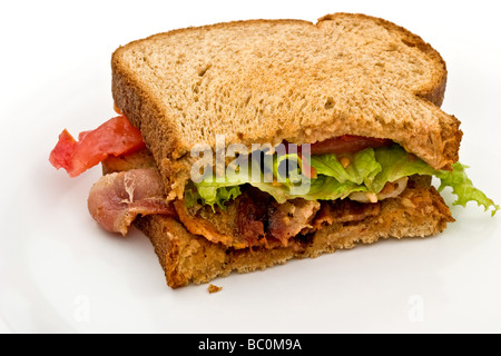 Speck, Salat und Tomate Sandwich auf Schwarzbrot Stockfoto