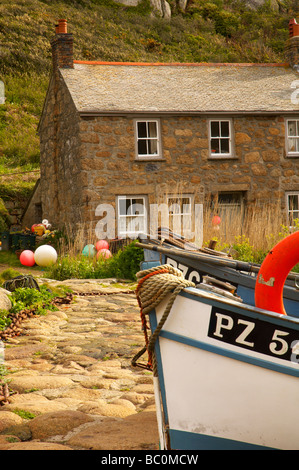 Traditionelle Fishermans Cottage und kleine Fischkutter auf den gepflasterten Slipway am Penberth Cove in Cornwall UK Stockfoto