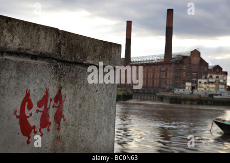 Schuss der Themse mit verlassenen Fabrik und drei kleine Pferde Graffity. Stockfoto