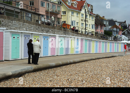 Eine Reihe von Pastell gemalt Strandhütten auf der Esplanade in Lyme Regis, Dorset, Großbritannien Stockfoto