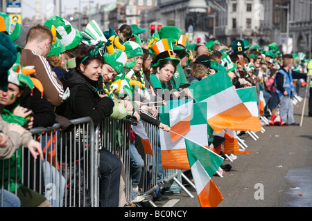 Onlooking Menge beobachten die t'S Patricks Day" Parade Dublin Irland mit Fahnen und Hüte ein viel! Stockfoto