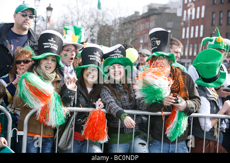 St. Patricks Day Parade Dublin Irland Zuschauer in einer Menschenmenge. Stockfoto