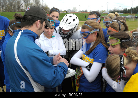 Trainer fordert seine Mannschaft auf eine High School Mädchen Lacrosse-Spiel Stockfoto