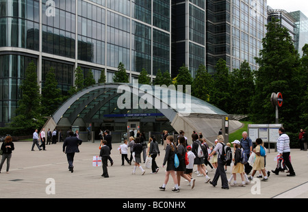 Canary Wharf u-Bahn station London UK Bürogebäude und eine Gruppe von Schülern Stockfoto