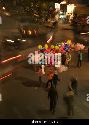 Ballon-Verkäufer in Hanoi in der Nacht Stockfoto