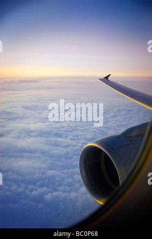 Jet-Engine und Flügel im Flug bei Sonnenuntergang Stockfoto