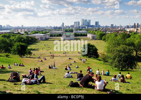 LONDON, GROSSBRITANNIEN - Greenwich Park an einem sonnigen Sommer. In der Nähe des Royal Observatory, zurück über das National Maritime Museum und der Londoner City im Abstand genommen. Stockfoto