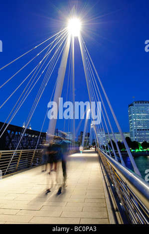 Millenium Wheel und Themse, London, Hungerford Bridge zwischen Böschung und Waterloo entnommen Stockfoto