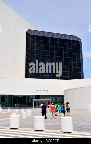 Leute, die sich vor dem John F Kennedy Presidential Library und Museum in Boston Massachusetts 'USA' Stockfoto