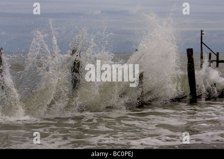 Beschädigte Meer Abwehrkräfte, Happisburgh, Norfolk. Stockfoto