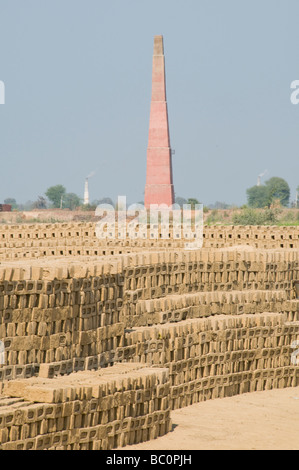 Backstein Machen, Brennofen, Schornsteine, Schlamm und Ziegel, außerhalb von Bharatpur in der Nähe von Agra, Uttar Pradesh, Indien Stockfoto