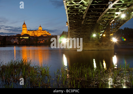 Rio Tormes y Vista de Salamanca Castilla León España Tormes Fluss und Blick auf Salamanca Castilla Leon Spanien Stockfoto