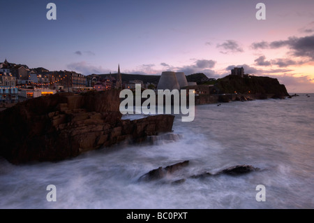 Raue See und Wellen Waschen über den Stadtstrand in der Abenddämmerung in Ilfracombe North Devon UK Stockfoto