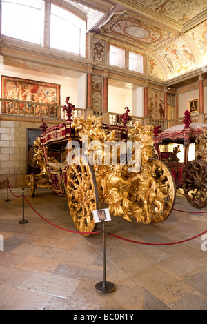 Papst Clement XI Botschaft Coach (der Ozeane), gebaut im Jahre 1716. Das Nationale Kutschenmuseum / Museu Nac. Dos Coches, Lissabon, Portugal. Stockfoto