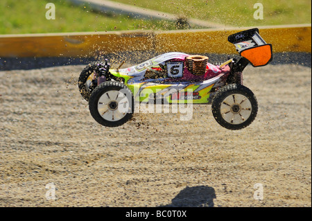 Aktion erschossen von einem ferngesteuerten Buggy Rennen bei den Europameisterschaften. Bewegungsunschärfe zeigt die Geschwindigkeit, dass es unterwegs ist. Stockfoto