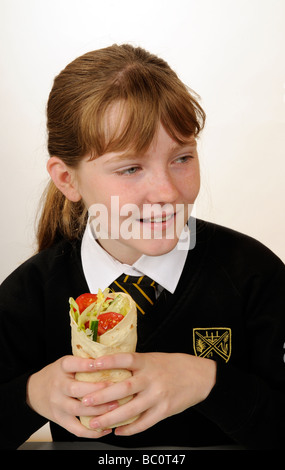 Wickeln Sie Schülerin einen Chicken Salat essen Stockfoto