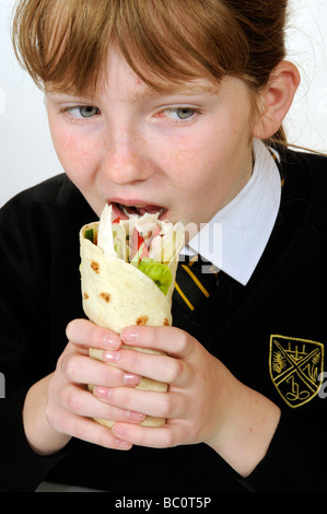 Wickeln Sie Schülerin einen Chicken Salat essen Stockfoto