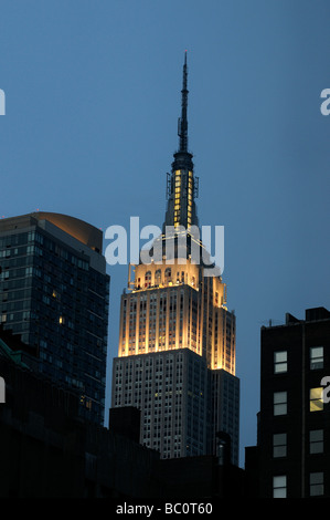 New York-Empire State Building nachts beleuchtet Stockfoto