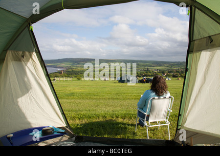Ein Blick aus einem Zelt bei Robin Hoods Bay, North Yorkshire, England, UK. Stockfoto