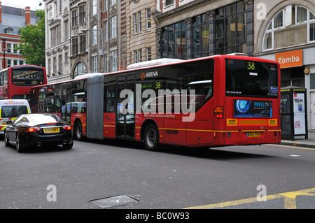 London-rote doppelter Länge kurvenreich Bus auf High Holborn Stockfoto