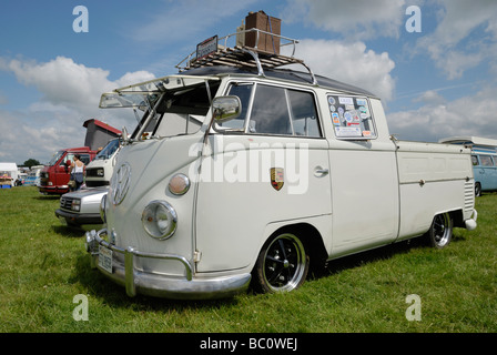 Ein abgesenkter VW Doppelkabine Splitscreen-Pickup. Wymeswold, Leicestershire, England. Stockfoto