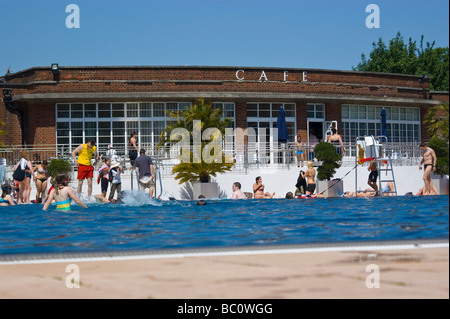 Strandbad am Gospel Oak sieht regen Handel an einem sehr heißen Samstag im Mai 2009. Stockfoto