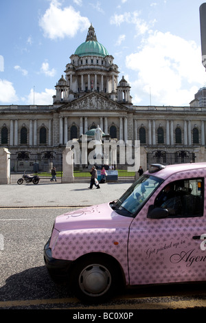 Pink Taxi (Taxi) an der Vorderseite der Belfast City Hall, Nordirland, Vereinigtes Königreich Stockfoto