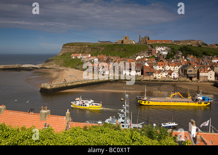 Str. Marys Kirche und Abtei St. Hilda stehen über den belebten Küstenstadt Whitby in North Yorkshire Stockfoto