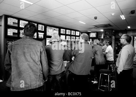 Kunden in einem Wett Shop, Belfast, Nordirland, Vereinigtes Königreich, UK, GB Stockfoto