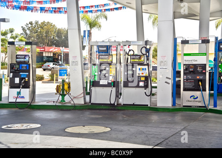 Pumpen für Propan-Biodiesel-Ethanol und Erdgas an der Tankstelle San Diego bieten alternative Kraftstoffe Stockfoto