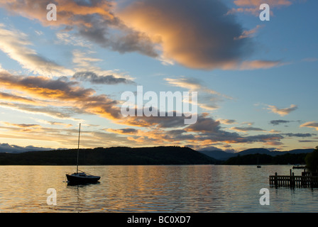 Segelboot am Lake Windermere nach Sonnenuntergang, Nationalpark Lake District, Cumbria, England UK Stockfoto