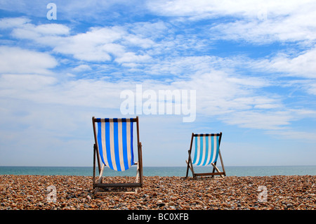 Liegestühle am Strand von Brighton, Brighton, England Stockfoto