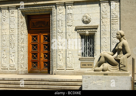 Statue einer Frau am Eingang zum Centre William Rappard, Hauptsitz der World Trade Organisation Genf Schweiz Stockfoto