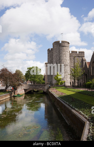 Blick entlang des River Stour Westgate Towers vom Westtor Gärten in Canterbury Kent England UK Stockfoto