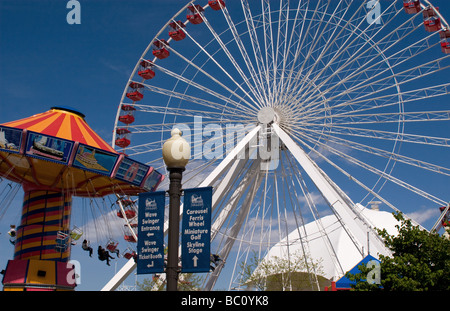 Riesenrad und Neigung eines Rades am Navy Pier Chicago IL Stockfoto