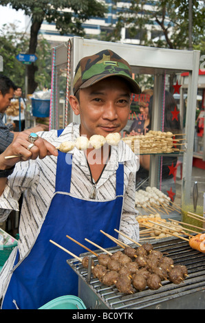 Eine Frikadelle Standinhaber Bangkok zeigt seine leckeren Produkte aus seiner Straße Garküche Thailand Stockfoto