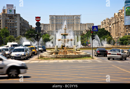 Palast des Parlaments auch bekannt als Völker Palast Casa Poporului in Bukarest Rumänien von Piata Unirii aus gesehen Stockfoto