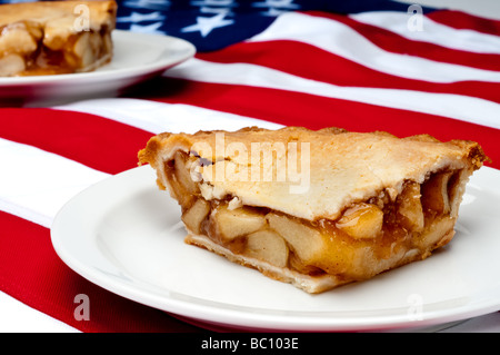 Flachen Fokus horizontales Bild 2 Stück Apfelkuchen auf die amerikanische Flagge Stockfoto