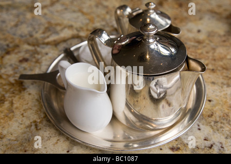 Teekannen und ein Milkjug serviert als Bestandteil einer traditionellen Afternoon Tea in England. Nachmittagstee mit Kuchen, serviert ist beliebt. Stockfoto