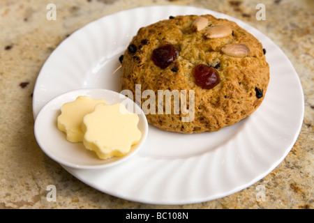 Ein warmen Scone mit Butter ein Yorkshire Tea room serviert. Betty es Tea Rooms feiern ihren 90. Geburtstag im Jahr 2009. Stockfoto