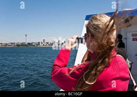 Junge Frau, die das Fotografieren von einem Boot aus Seattle WA USA Stockfoto